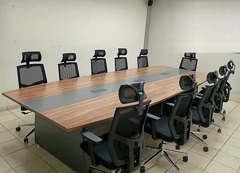 Sala de juntas con sillas ejecutivas de malla