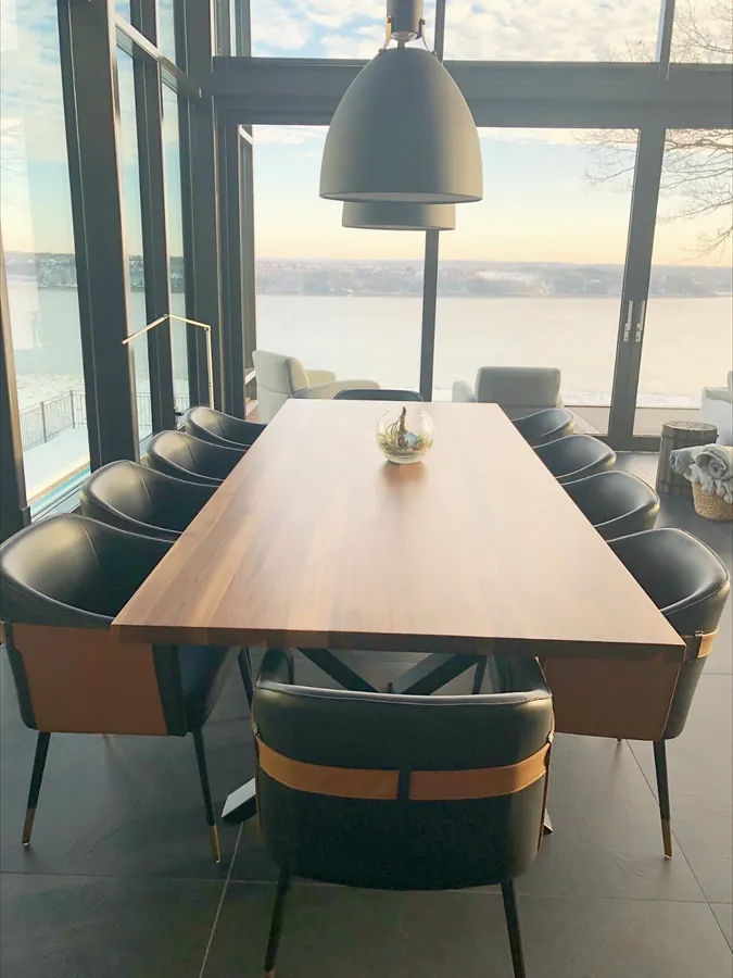 Sala de consejo con mesa larga de melamina tono tzalam y sillones negros