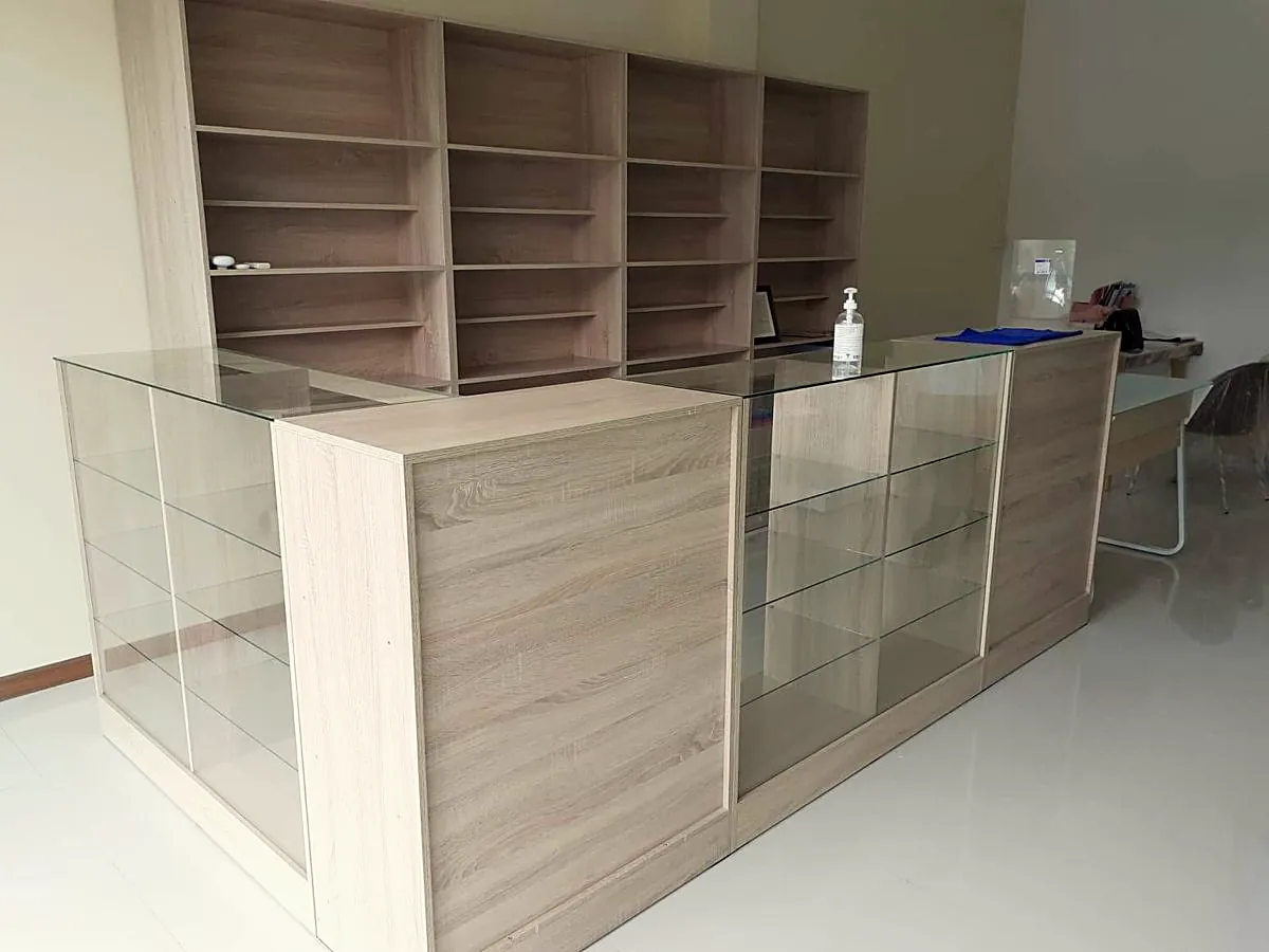 Mostrador con vitrinas de cristal y estantes de melamina