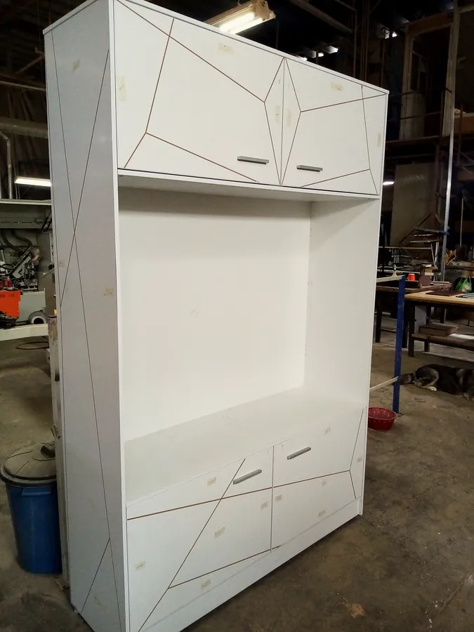Mueble de guardado blanco recién terminado dentro del taller de Grupo Jome