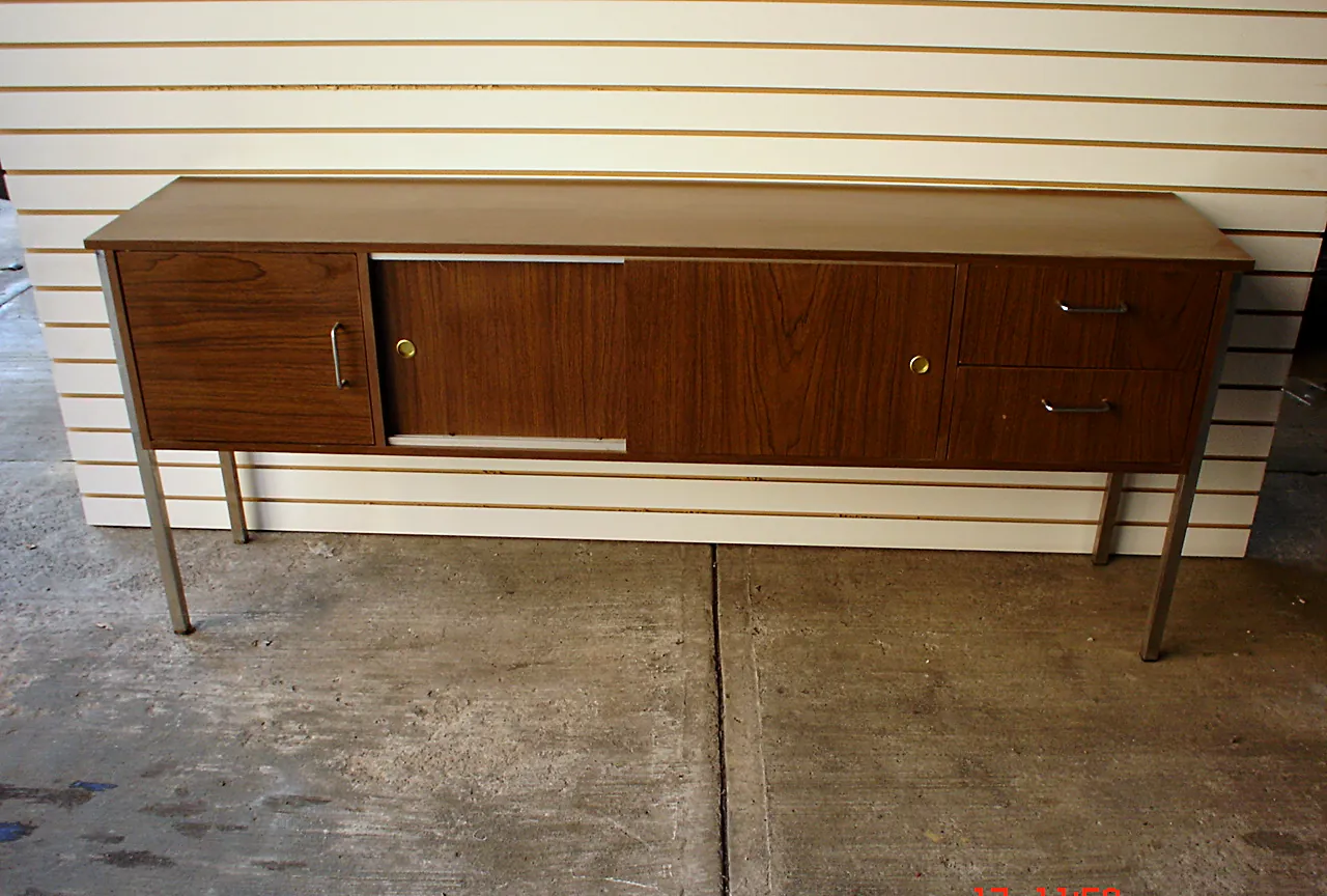 Credenza de madera oscura con puertas corredizas y patas metálicas