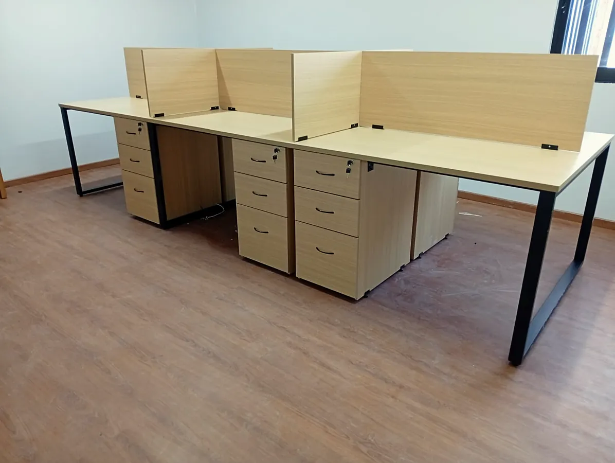 Estación de trabajo para cuatro personas con mamparas y cajoneras